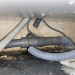 Ecoulement sous le meuble évier.